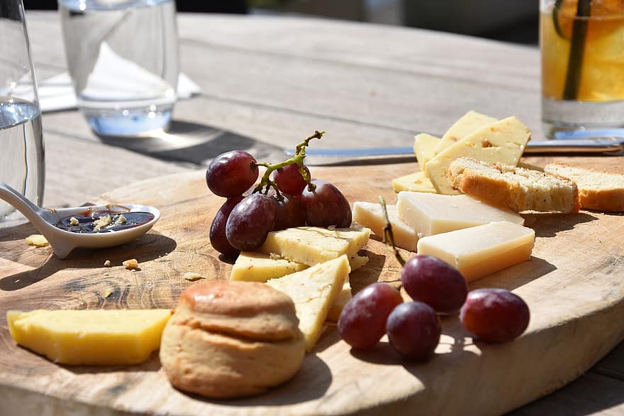 tabla de quesos, plato de queso, comida, bocadillo, aperitivo, Fruta, uvas, un pan