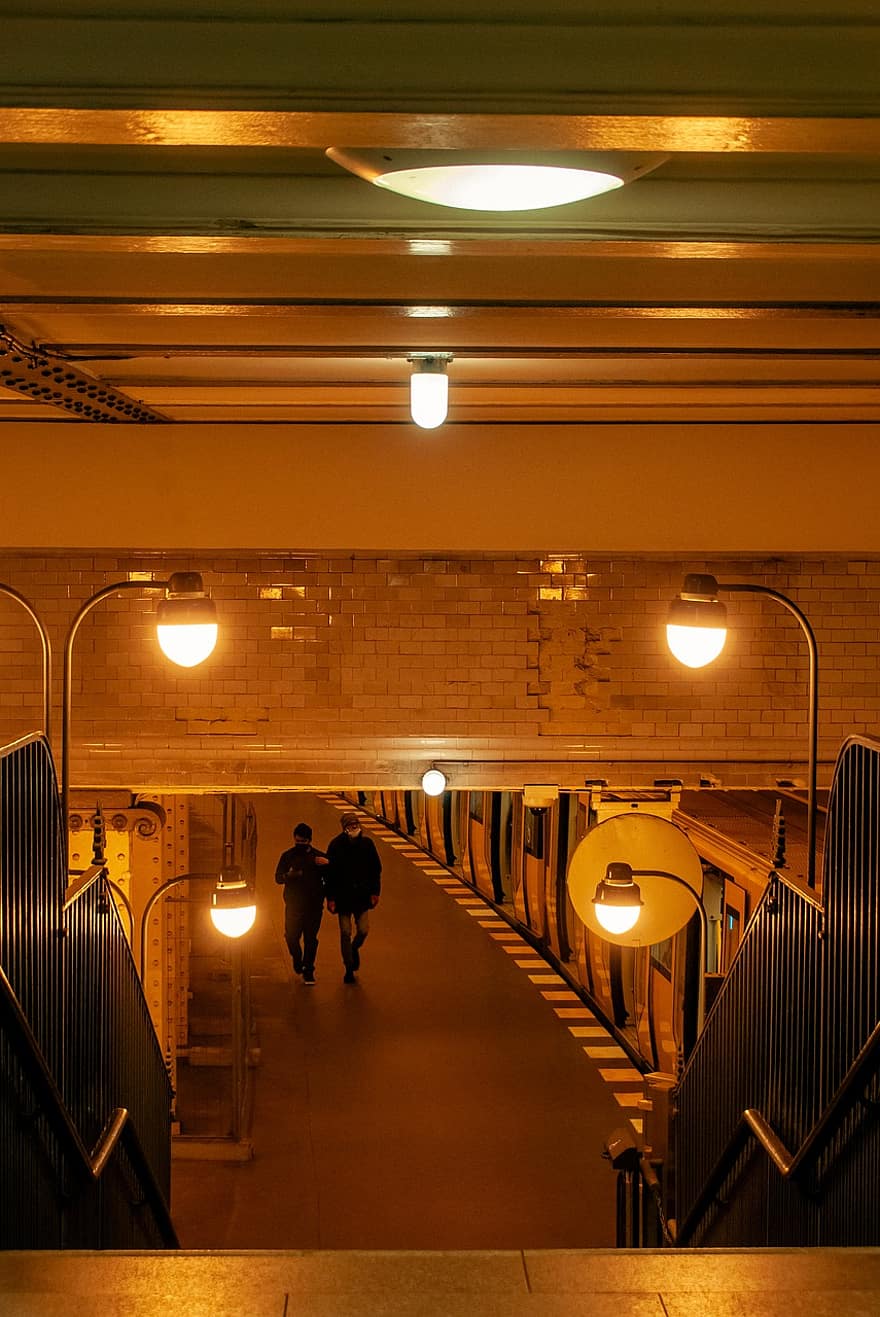metro, stotis, platforma, po žeme, transporto, traukinys, tunelis, patalpose, architektūra, vaikščioti, šviečia