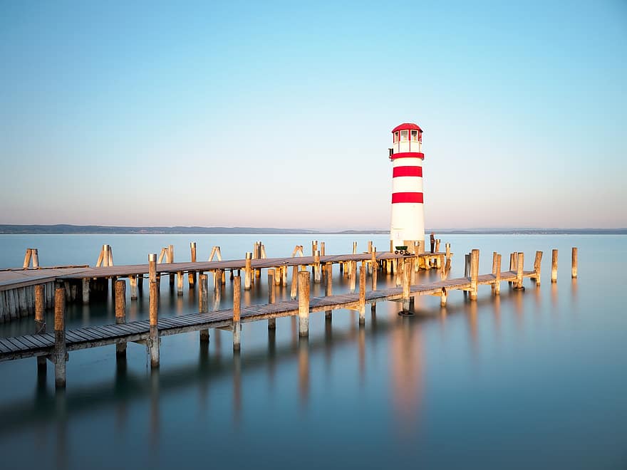 灯台、桟橋、湖、日の出、水、反射、落ち着いた、静かな、静けさ、海岸線、青