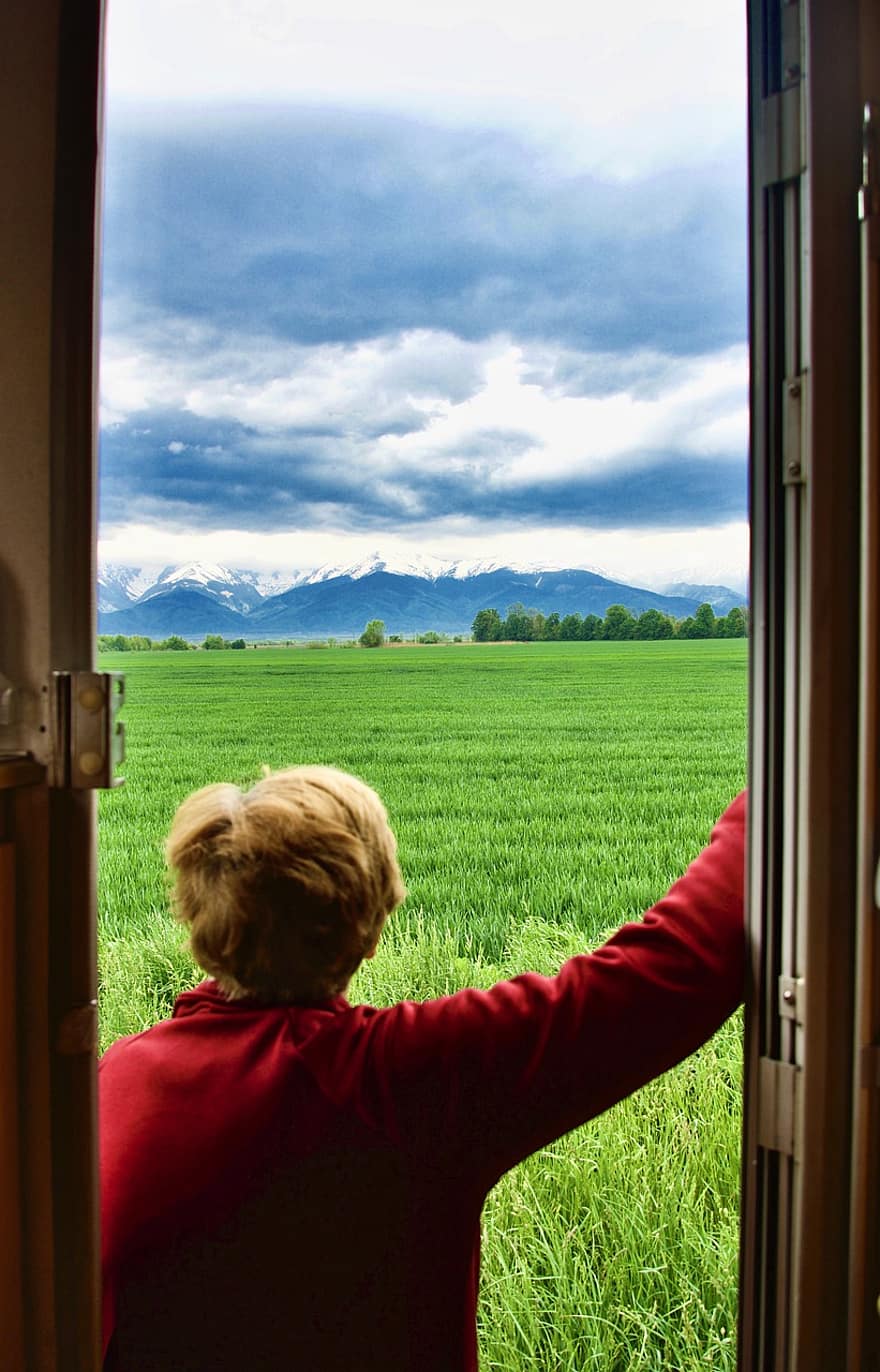 женщина, дверь, трава, поле, горы, облака, прогноз, перспективы, пейзаж, природа
