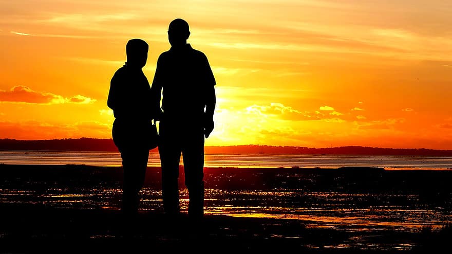 couple, le coucher du soleil, silhouette, plage, mer, romance, relation, amour