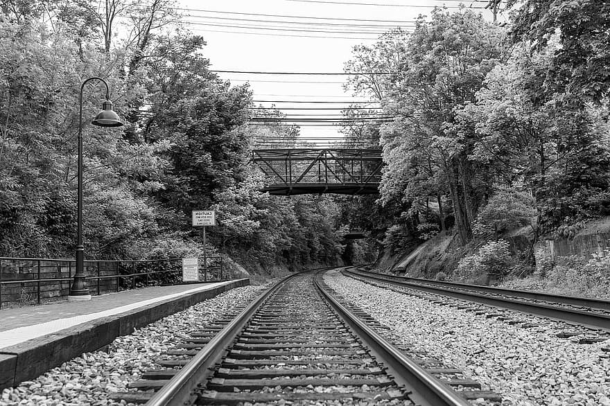 rautatie, juna-asema, mustavalkoinen, asema, kiskot, raidat, silta