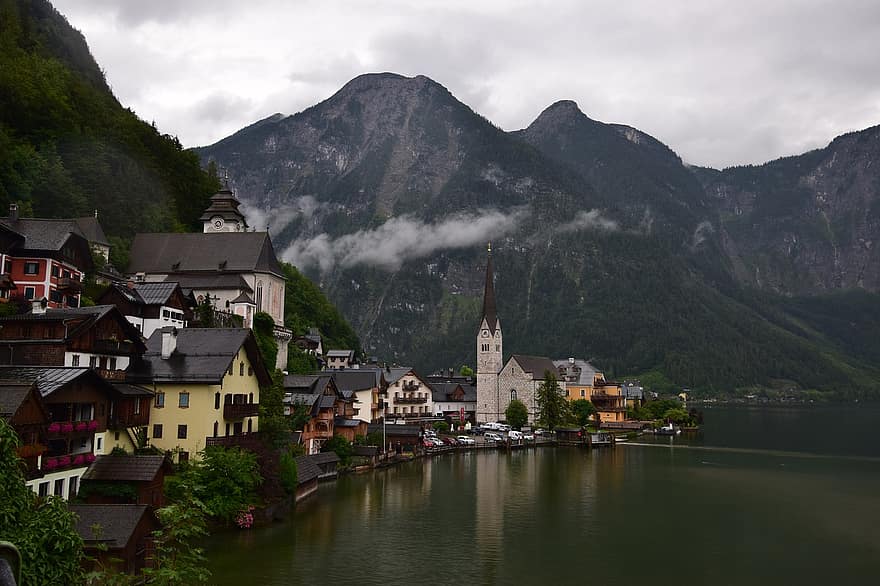 wioska, jezioro, hallstatt, jezioro hallstättersee, bergsee, chmury, chmury deszczowe, Austria, deszcz, deszczowy, alpejski