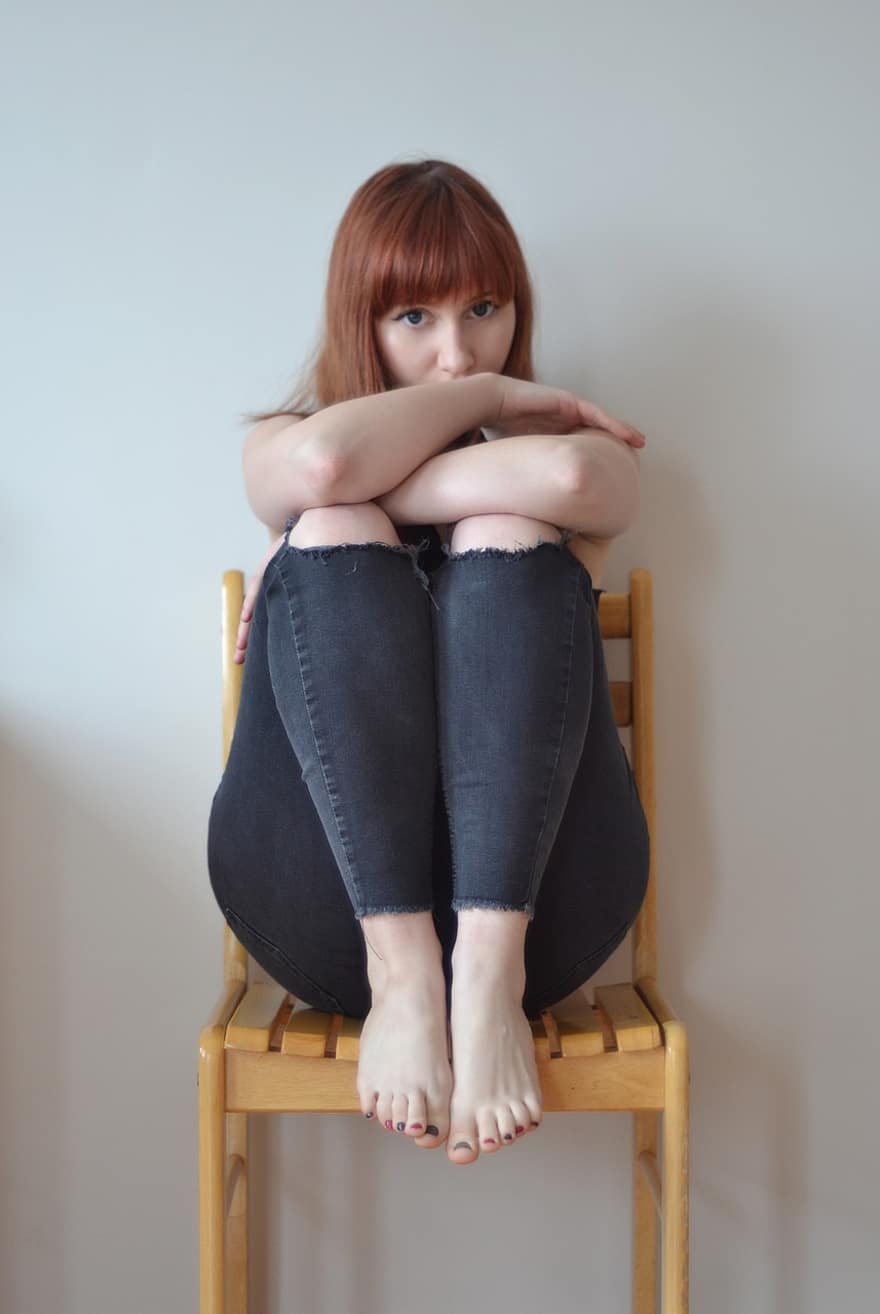 дівчина, підліток, сором'язливий, джинси, босоніж, жінка, сидячи, стілець