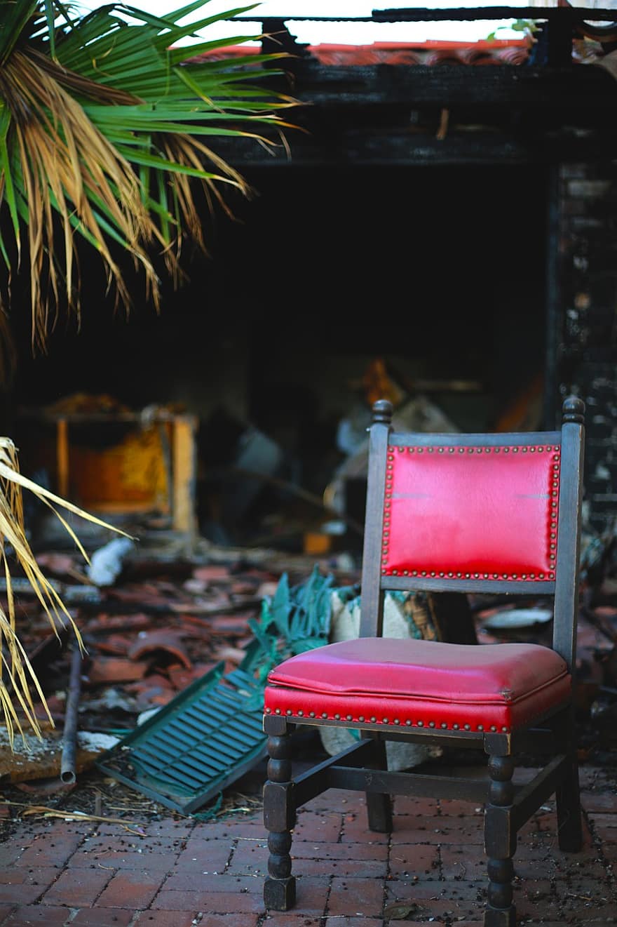 tuoli, kivimurska, roska, istuin, punainen tuoli, istuva, mallintaminen, rakennus, kammottava, kunnostus, vaurioitunut
