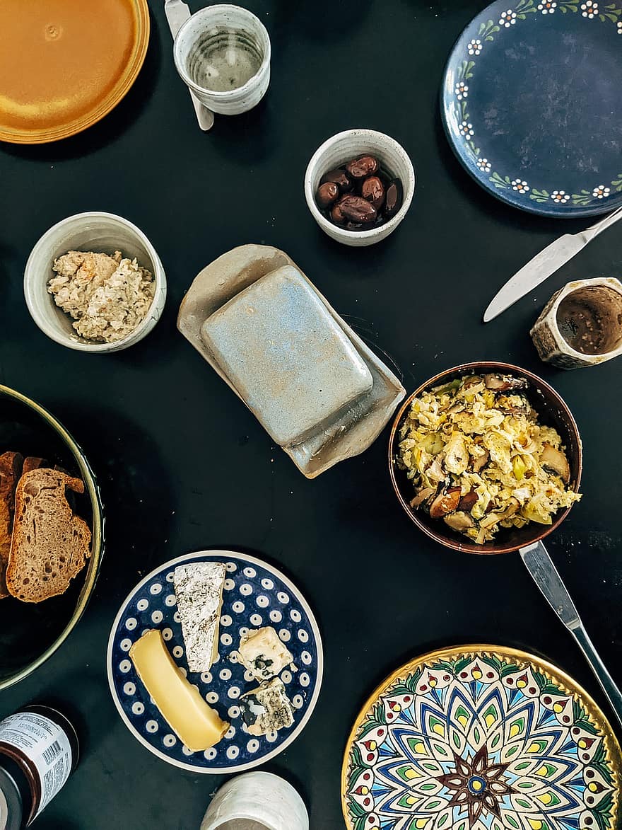 śniadanie, stół, płaski układ, stół śniadaniowy, talerze, sery, jajecznica, masło, pokrojony chleb, chleb, posiłek