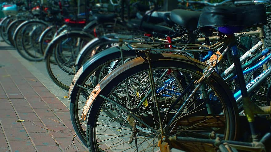 паркирани велосипеди, велосипеди, улица