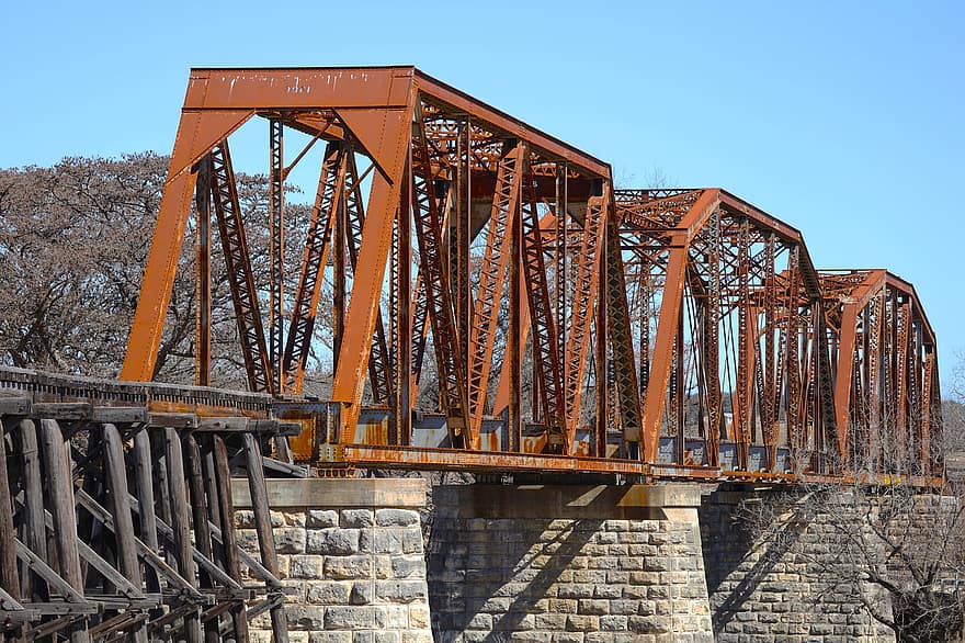 Zugbrücke, Brücke, verrostet, Tressel aus Stahl, Stein, blauer Himmel, Holz unterstützt, Bäume, Schienen, Stahlträger, Baugewerbe