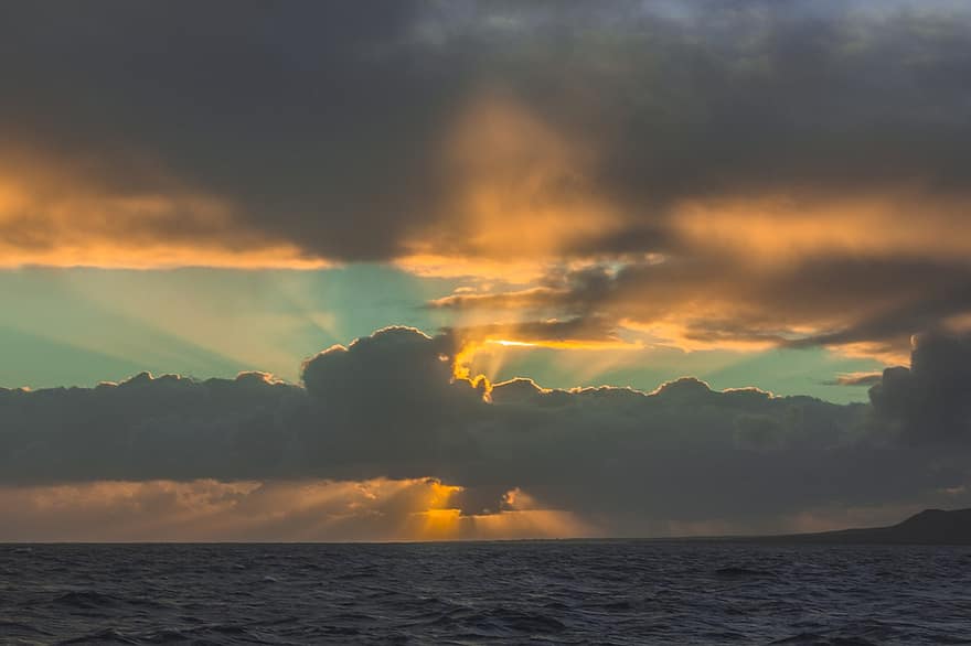 zonsondergang, wolken, zee, oceaan, hemel, schilderij met veel lucht, cloudscape, zonnestralen, horizon, zeegezicht