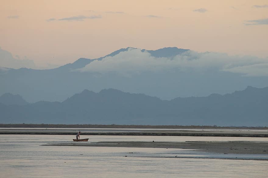 berg, flod, båt, man, moln, Brahmaputra, Arunachal berget, Dibrugarh, solnedgång, Båtsman I Floden, Dibrugarhs solnedgång