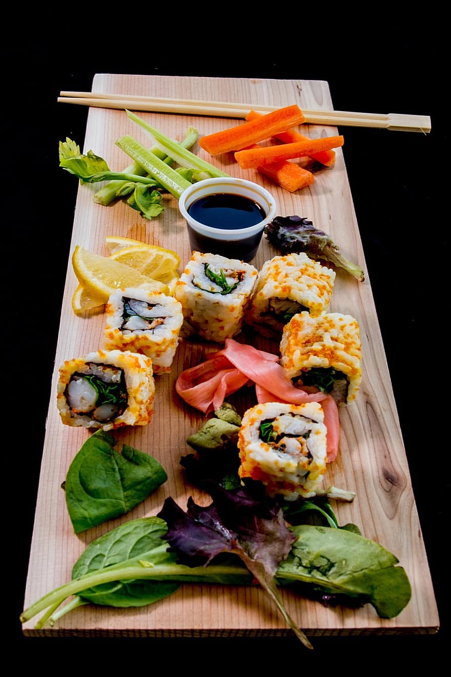 sushi, rotllos de sushi, cuina japonesa, menjar, gourmet, marisc, frescor, placa, vegetals, dinar, primer pla