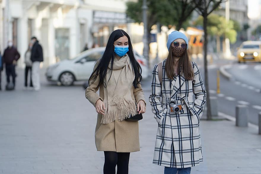 kobiety, życie w mieście, chodnik, maski na twarz, pandemiczny, ulica, miejski
