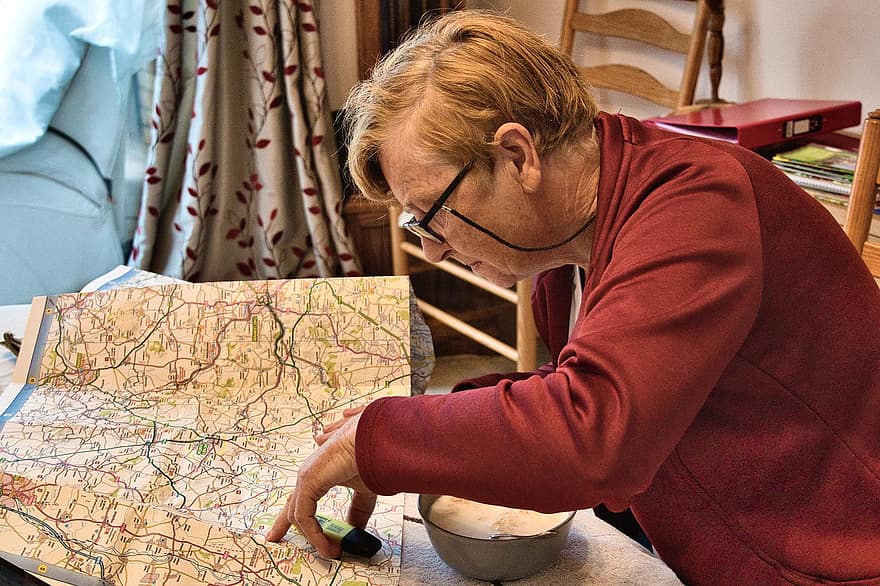 žemėlapis, vyresnio amžiaus žmogus, navigacija, kryptimis