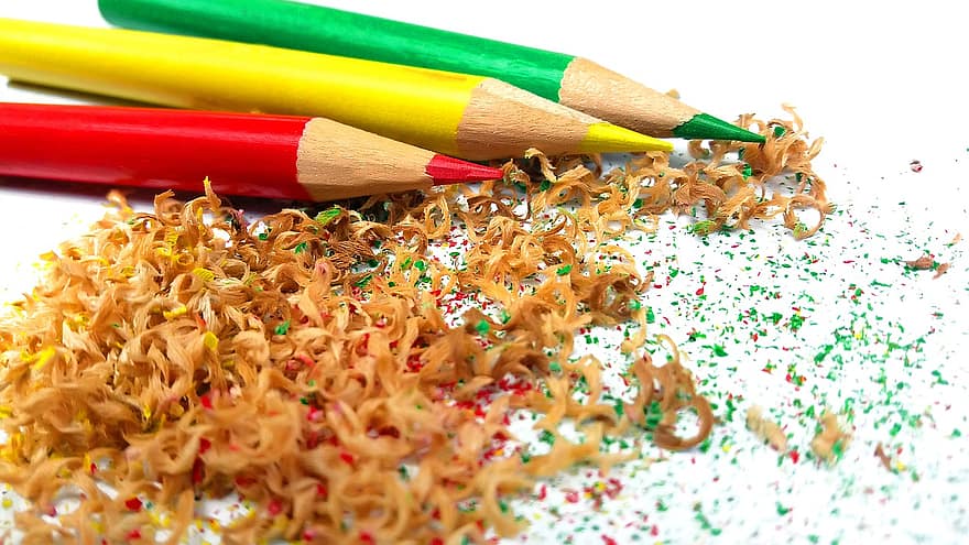 pieštukas, spalvoti piestukai, pieštukų drožlės, spalvinga, meno reikmenys
