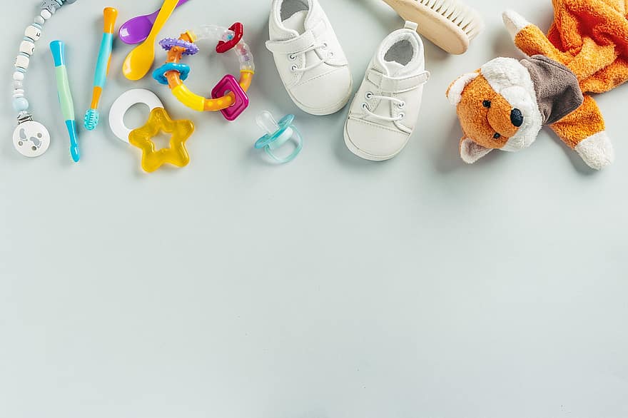 Cosas de bebe, plano, copia espacio, Zapatos, zapatos blancos, juguetes, chupete, peluche, linda, Oyuncaklari, Araçlari