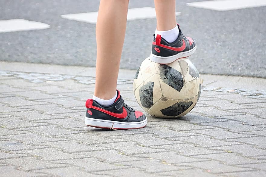 pilota, futbol de carrer, carretera, sabatilles d'esport, futbol, noi
