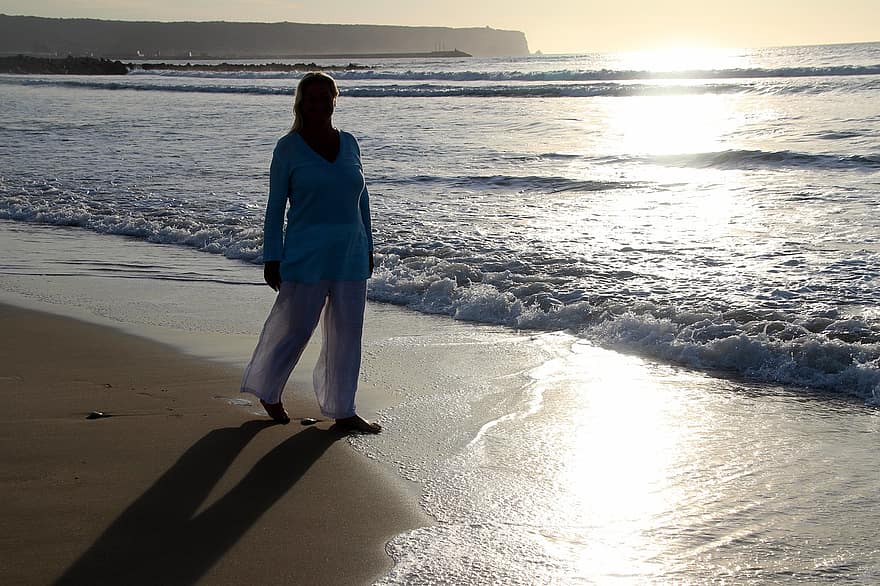 lichtspiel, por do sol, mulher à beira-mar, A mulher está andando na praia, Walk By The Sea, relaxamento, descansar, serenidade, dom, abendstimmung, humor