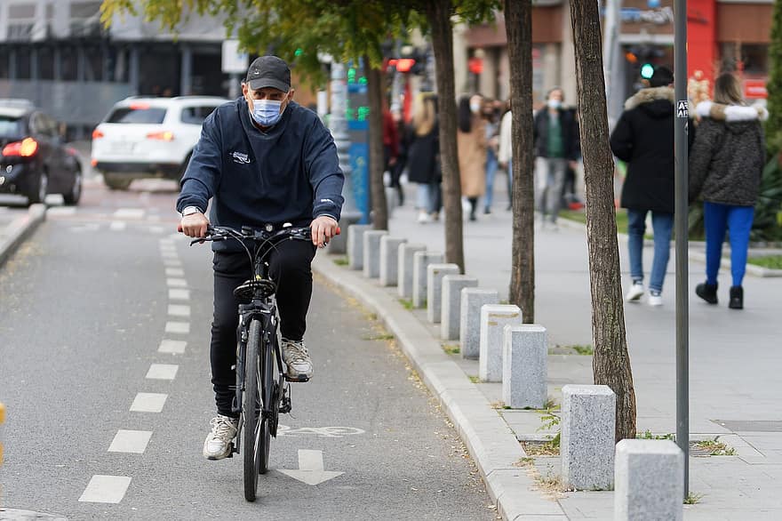 นักขี่รถจักรยาน, ชาย, หน้ากาก, ในเมือง, เมือง, การระบาดกระจายทั่ว, รถจักรยาน, ผู้ชาย, การขี่จักรยาน, ชีวิตในเมือง, ไลฟ์สไตล์