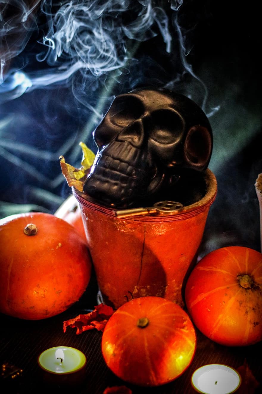 pompoenen, schedel, rook, kaarsen, halloween, Samhain, feest, oogst, magie, wicca, traktatie