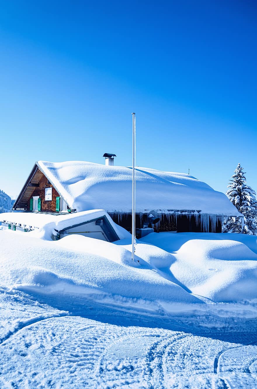 снег, домик, салон самолета, покрытый снегом, поле, следы шин, снежное поле, снежный пейзаж, Австрия, пейзаж, зима