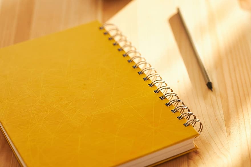 quadern, bolígraf, taula, llibre, nota, curs, oficina, treballar, escriure, groc, estudiar