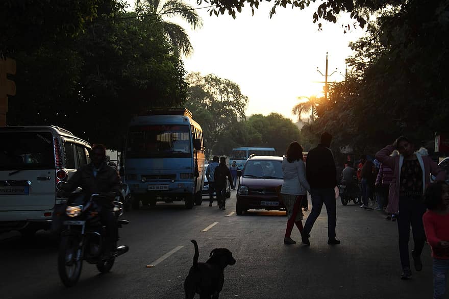 заход солнца, Бхопал, улица, Дорога, транспортные средства, город, на открытом воздухе, движение, люди, городской, Индия