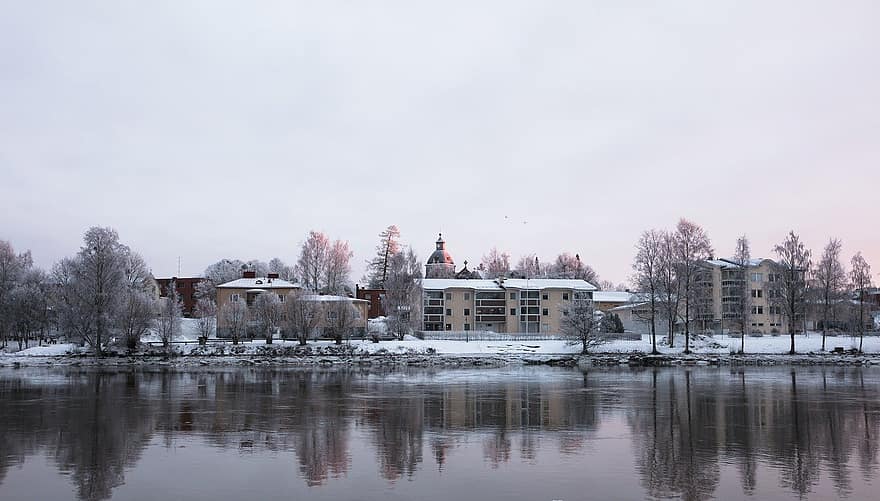 деревня, зима, жилой дом, река, воды, дождь со снегом, снег, отражение, церковь, Финляндия, Кокемяки