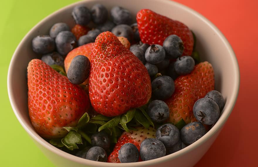 des fraises, myrtilles, fruits, baies, aliments, collation, dessert, végétalien, en bonne santé, vitamines, nutrition