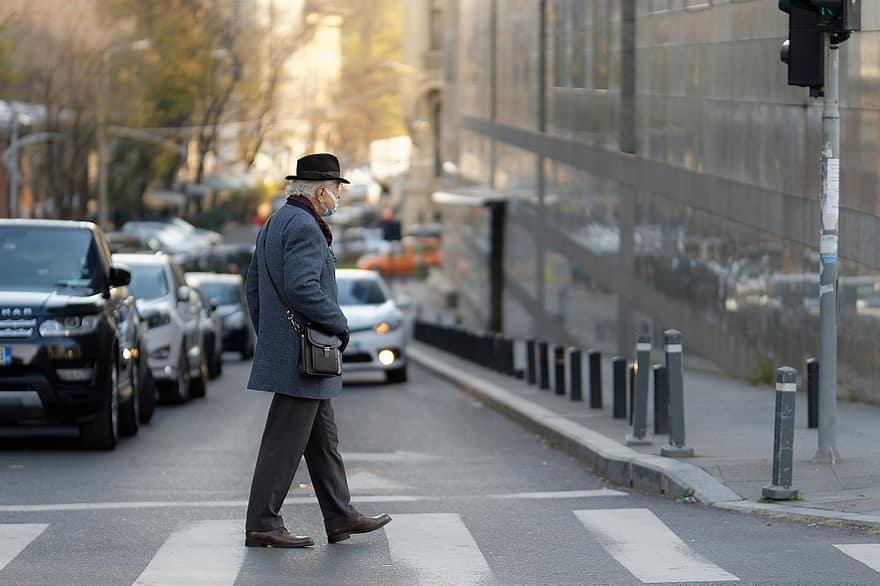 vecāka gadagājuma cilvēks, šķērsojot ielu, krustojums, gājējs, satiksmi, pilsētas, pilsēta