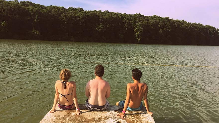 سلوفاكيا ، بحيرة ، وقت الصيف ، ماء ، غابة ، طبيعة ، مراهقون ، أقدام ، يجلس ، الصيف