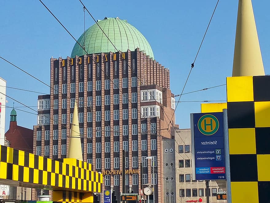 Hanover, rodiklis, dangoraižis, autobusų stotelė, lankytinos vietos, geltona, juoda, akmens vartai, dangus, pastatas, plytelėmis