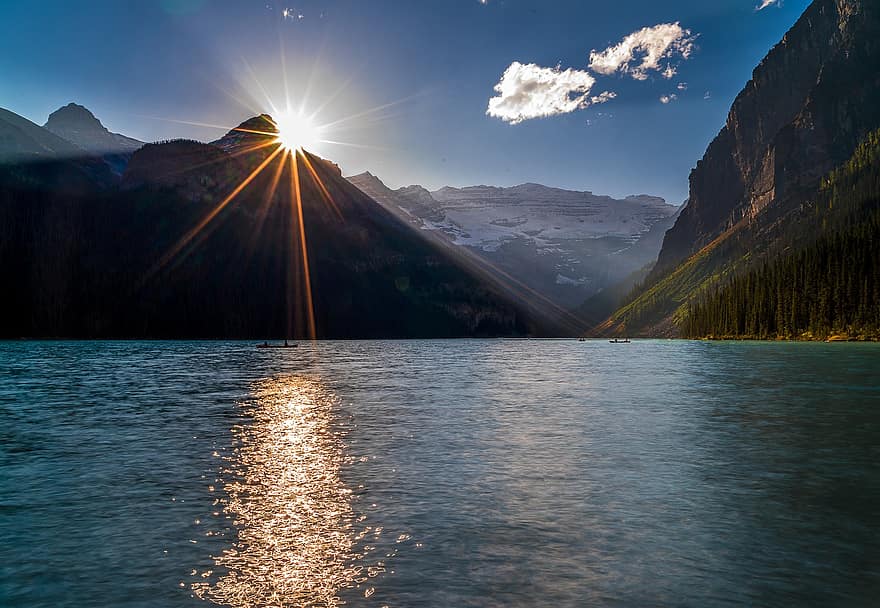 lake louise, innsjø, fjellene, sol, solstråler, sollys, refleksjon, vann, fjellkjede, Rocky Mountains, natur