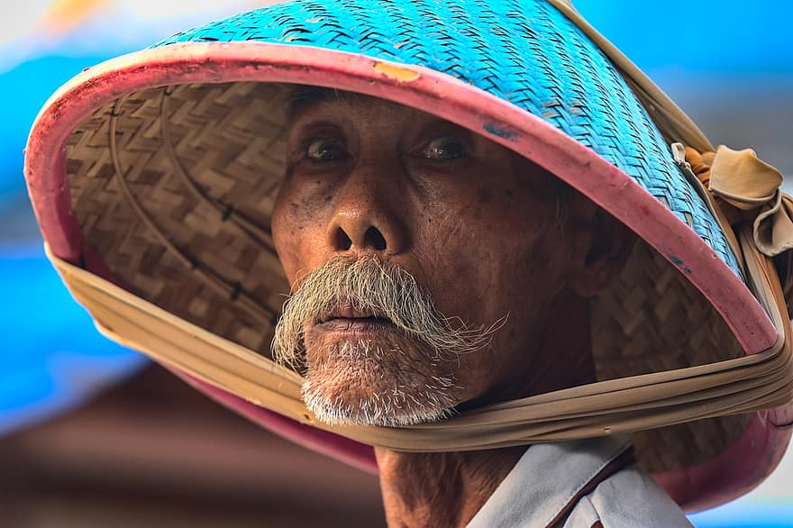 Старий чоловік, вуса, борода, бамбуковий капелюх, тінистий, здивований