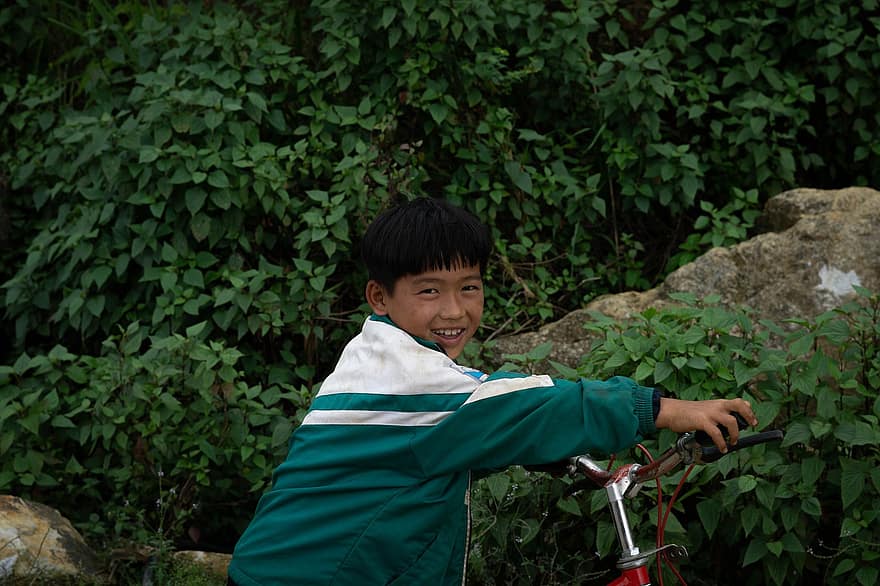 เด็ก, เด็กผู้ชาย, ภาพเหมือน, กลางแจ้ง, จักรยาน, วัยเด็ก, ยิ้ม, การแสดงออก, ความปิติยินดี, รถจักรยาน