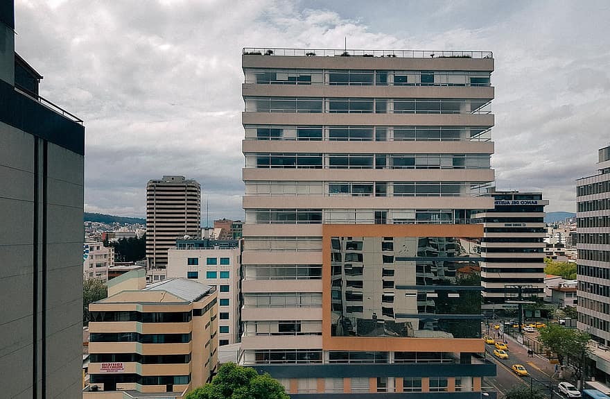 Budynki, okna, balkony, ulica, Droga, ruch drogowy, miejski, Miasto, Quito