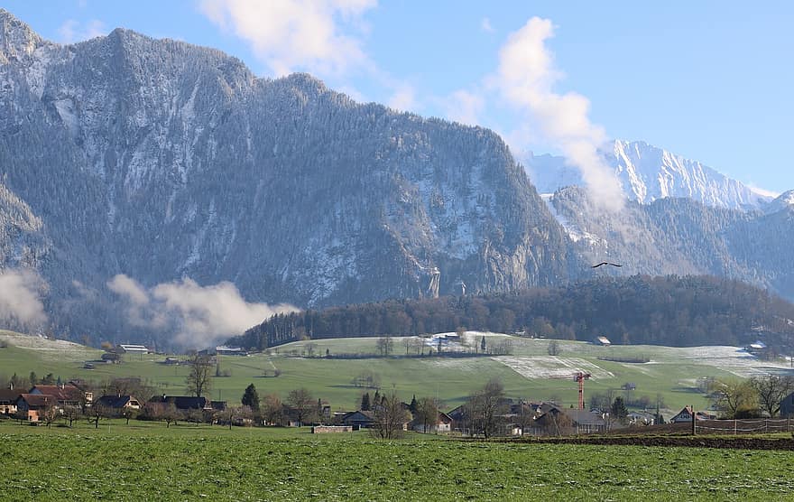 горы, деревня, Швейцария, природа, Альпы, Природный парк Гантриш, Bernese Oberland, пейзаж, высокогорный, облака, поля