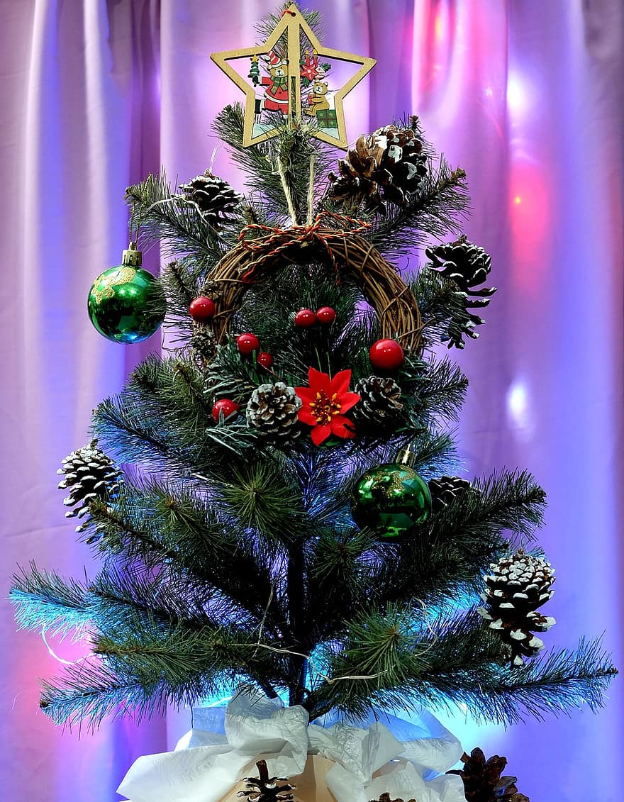 Kalėdų eglutė, šventė, sezoną, apdaila, ornamentas, medis, žiemą, fonas, dovanos, šviečia, patalpose