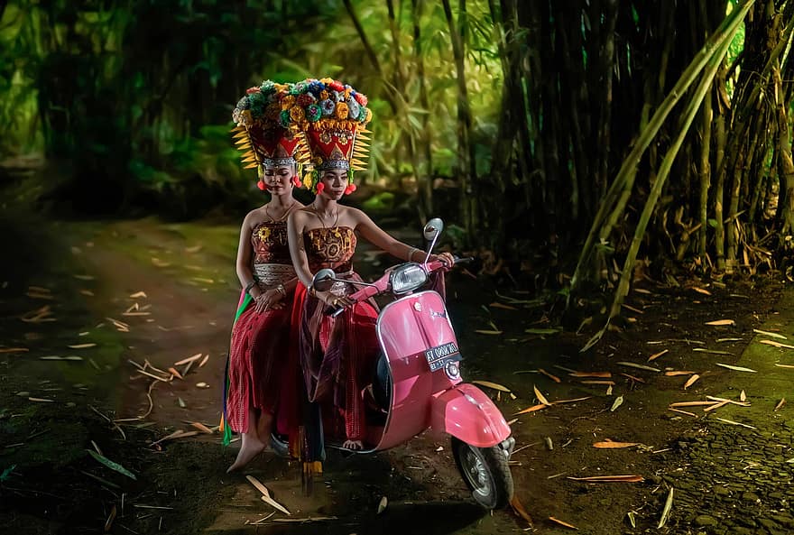 Roller, uralt, Jahrgang, Bambus, Bali, Tradition, Ritual, Frau, Männer, Motorrad, Kulturen