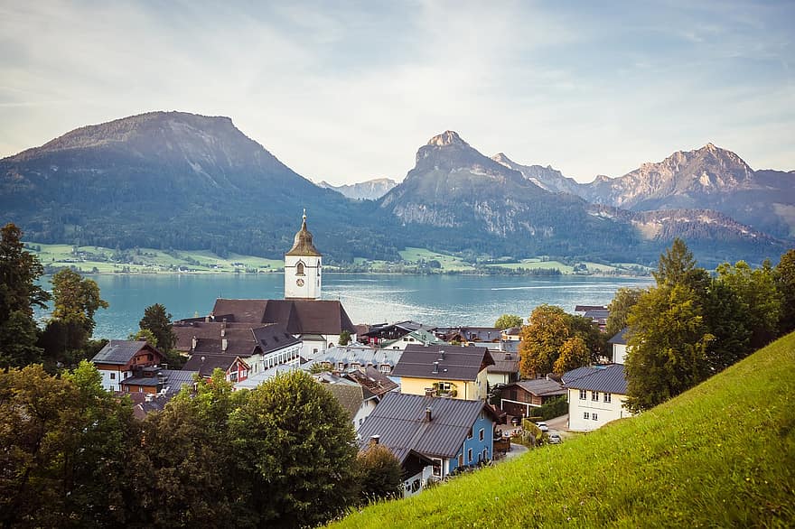 St Wolfgang、ザルツカンマーグート、タウン、湖、家、教会、タワー、山岳、ヴォルフガング湖、上部オーストリア、オーストリア