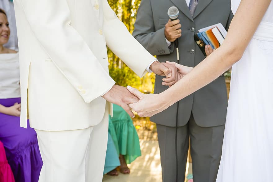 Vestuvės, nuotaka, jaunikis, pora, santuoka, rankas, susikibę rankomis, vestuvių ceremonija, vestuvių fotografija, vestuvių detalės, meilė