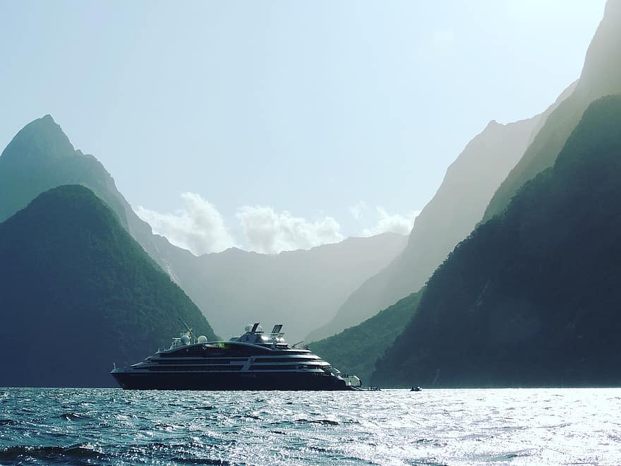 Cruiseschip van Ponant, meer, Cruise schip, bergen, landschap, reis, nautisch schip, water, berg-, zomer, blauw