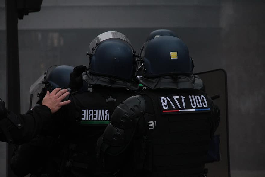 Policja, zamieszki, odzież ochronna, oddziały prewencyjne policji, kask, tarcza, Gaz łzawiący, żandarmeria, Paryż, siły policyjne, mundur