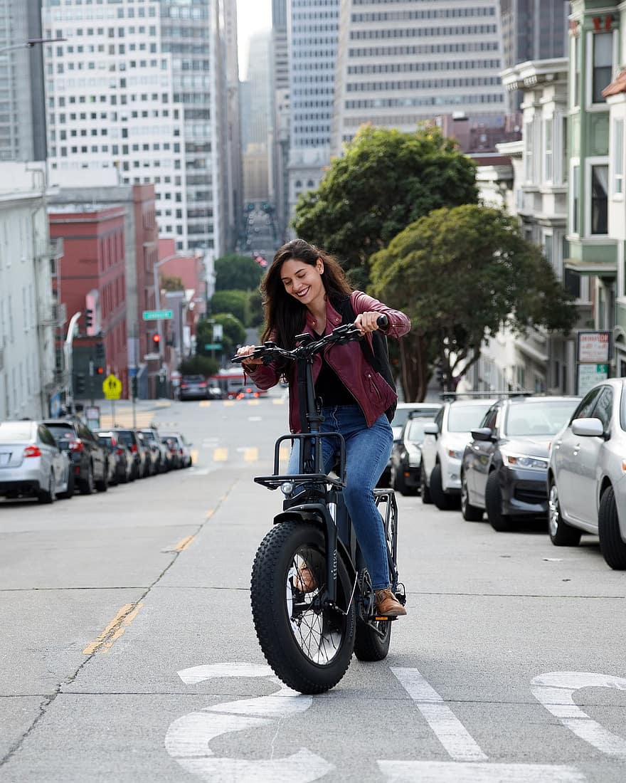 Sanfrancisko, sieviete, elektriskais velosipēds, e-velosipēds, Kalifornijā, pilsēta, pilsētas, dabai draudzīgs, dzīvesveidu, sievietēm, pilsētas dzīve
