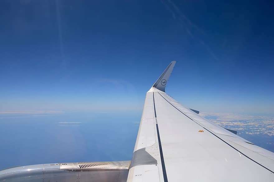 Flugzeug, Flügel, Himmel, Flug, Ebene, Verkehrsflugzeug, fliegend, Wolken, hoch, Lufthansa