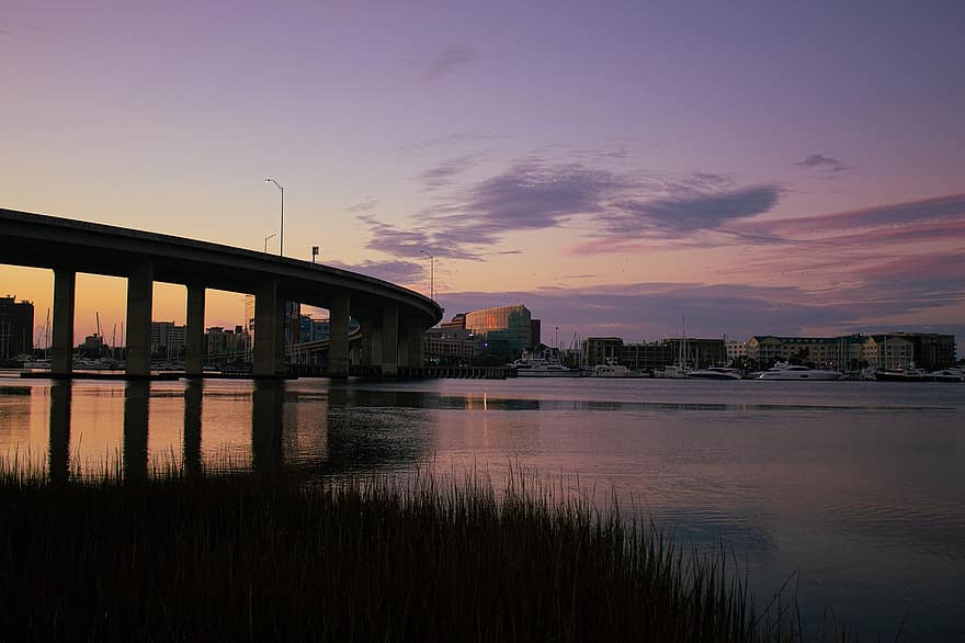 most, Port Charleston, trawa, zachód słońca, woda, Miasto, pejzaż miejski, Budynki, sylwetka na tle nieba, niebo, chmury
