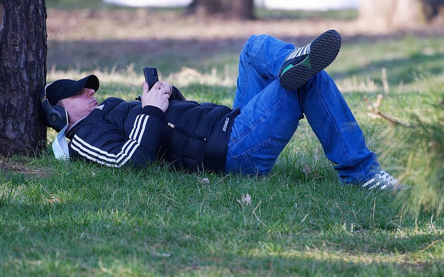 человек, смартфон, наушники, расслабляющий, лежащий, трава, парк, досуг, люди, образ жизни, один человек