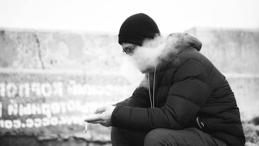 vyras, rūkyti, portretas, rūkymas, rūkantis žmogus, žieminiai drabužiai, striukė, variklio dangtis, nespalvotas
