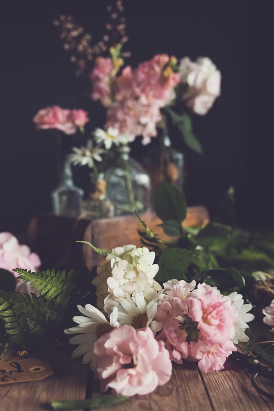 λουλούδια, μπουκέτο, τραπέζι, πολύχρωμα, φρέσκο, αγροτικός, άνθινος, εορταστικός, ανθίζω, πέταλα, δέσμη