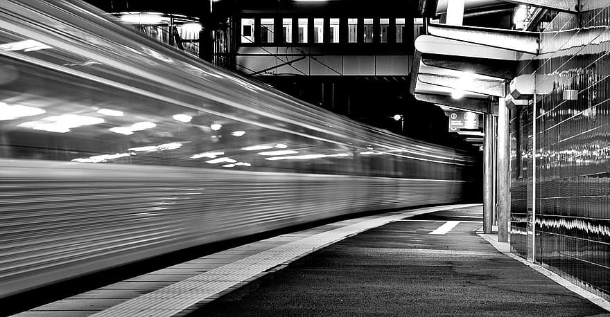 รถไฟ, ทางรถไฟ, สถานี, รถไฟฟ้าใต้ดิน, ขาวดำ, ความเร็ว, การขนส่ง, การเคลื่อนไหว, การเคลื่อนไหวเบลอ, ชีวิตในเมือง, สถาปัตยกรรม