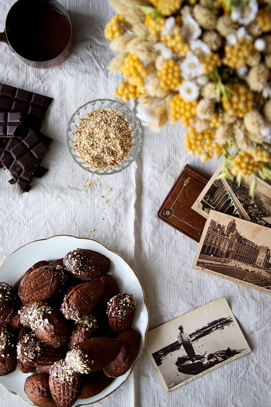 Madeleine, Schokolade, Jahrgang, alt, altes Bild, Haselnuss, gelbe Blume, Lebensmittel, lecker, köstlich, Food-Fotografie